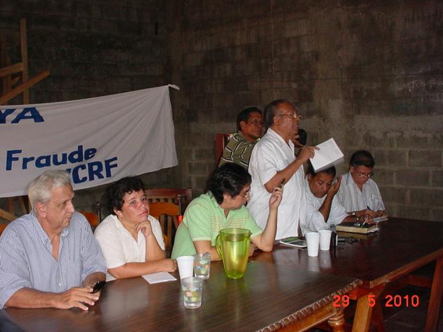 Onofre Guevara (de pie)